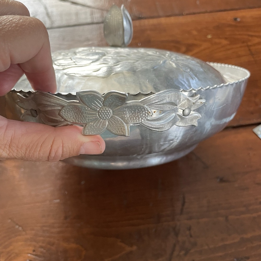 1940's Vintage Rodney Kent Hammered Aluminum Covered Tulip Casserole Dish - Picture 3 of 8